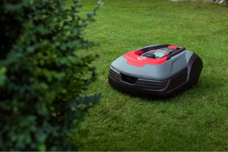 Jak Automatyczne Roboty Koszące Zmieniają Oblicze Naszych Ogrodów