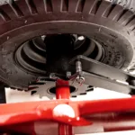 Koło i elementy osi Cedrus KP02 – zbliżenie mechanizmu przy kole transportowym