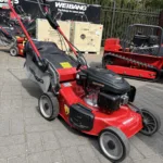 Kosiarka spalinowa Weibang WB506SC 3IN1 – widok z przodu z prawej strony, kosz zamontowany