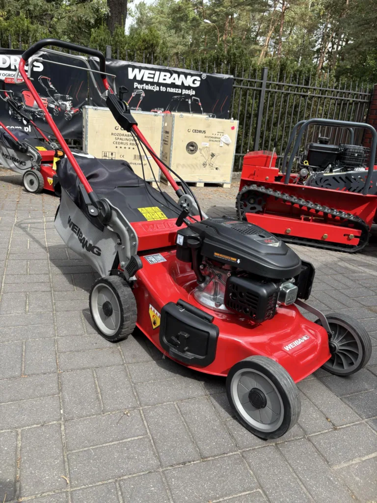 Kosiarka spalinowa Weibang WB506SC 3IN1 – widok z przodu z prawej strony, kosz zamontowany