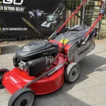Weibang WB506SC 3IN1 – widok z góry na silnik 166 cm³ OHV i obudowę kosiarki