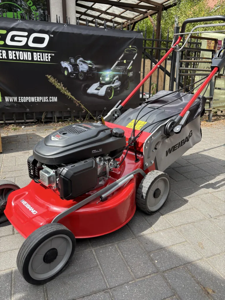 Weibang WB506SC 3IN1 – widok z góry na silnik 166 cm³ OHV i obudowę kosiarki