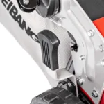Dźwignia regulacji wysokości koszenia przy tylnym kole kosiarki Weibang WB506SC – zbliżenie