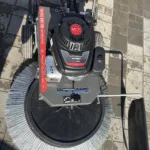 Szczotka spalinowa Weibang WBGC877LC – widok z góry na silnik i szczotkę roboczą
