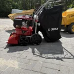Cedrus LV58S z koszem na liście – widok z boku na placu z maszynami