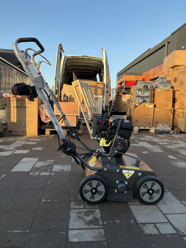 Weibang WB486CRB wertykulator spalinowy 47 cm widok boczny